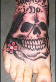 ženský nárt a kvetinové tetovanie