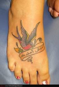instep pictat model de tatuaj pasăre colorată și panglică