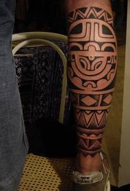 남성 다리 검은 폴리네시아 토템 문신 사진