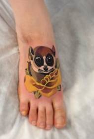 instep ချစ်စရာချစ်စရာ lemur နှင့်အဝါရောင်နှင်းဆီ tatoo ပုံစံ