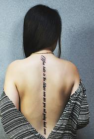 Engelsk tatuering på ryggraden är särskilt vacker