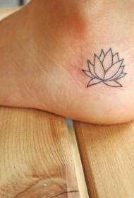 可愛簡單的蓮花紋身圖案在腳上
