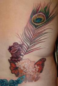 interessanti piume di pavone con i disegni del tatuaggio Buddha e farfalla