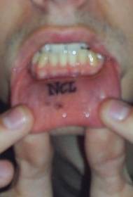 melns īsu burtu tetovējuma raksts lūpu iekšpusē