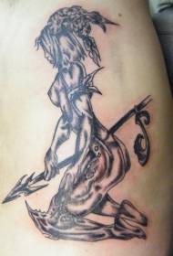 bočna rebra nude lijepa djevojka s uzorkom tetovaže sa strelicom