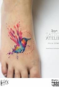 Patrón de tatuaje de colibrí salpicaduras de color empeine