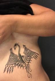 Figura de tatuatge de drac volador costella lateral masculina en el patró de tatuatge de drac de drac