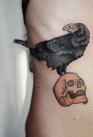 crâne de couleur traditionnelle côte côte avec motif tatouage corbeau noir