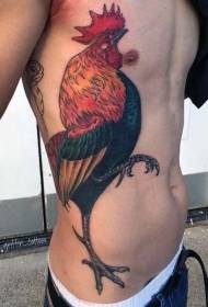 costole laterali un modello di tatuaggio di gallo di colore molto realistico