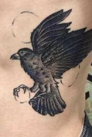 Момче за тетоважа со орел момчиња странични ребра на шемата за тетоважа на орелот