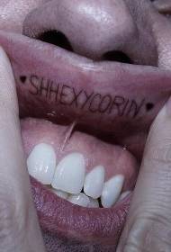 Labios femeninos dentro de la imagen del tatuaje del alfabeto inglés