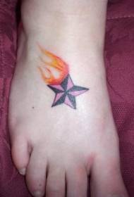 脚部彩色火焰里的五角星纹身图案