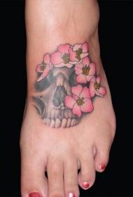 emakumezkoen buruak koloreko giza garezur lore tatuaje ereduarekin