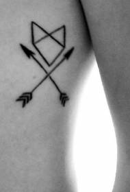 liten svart pil og geometrisk tatoveringsmønster på siden ribben