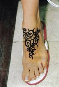 patrón de tatuaje de tótem tribal negro empeine femenino