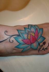 hyvännäköinen vaaleansininen lotus-tatuointikuvio
