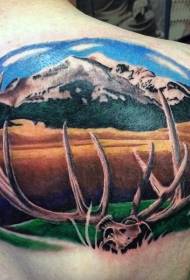 nazaj neverjeten jelenov lobanjski in krajinski vzorec tatoo