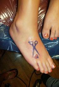 ciseaux de couleur de pied et motif de tatouage d'amour
