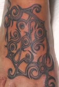 patrón de tatuaje de tótem tribal negro empeine