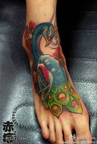 padrão de tatuagem de pavão de cor de peito do pé feminino