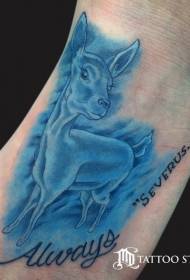 Patrón de tatuaje de letras de ciervo azul inspirador