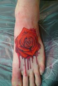Model original de tatuaj de trandafir roșu pictat pe instep