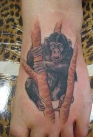 chimpanzee tsara tarehy sy ny modely tattoo twig amin'ny instep