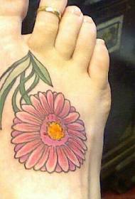 Foto de tatuaje de flor de color de empeine femenino