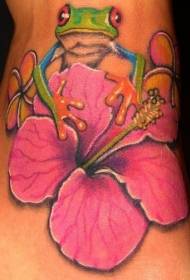 floare roz de hibiscus cu model de tatuaj de broască