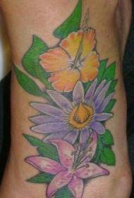Foto de tatuaje de hibisco de color de empeine femenino