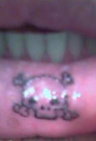 мали пиратски узорак тетоваже на унутрашњој усни