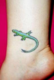 pieni värillinen vihreä lisko tatuointi malli