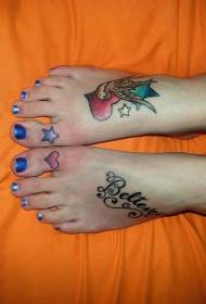 女性の足の色のツバメと愛のタトゥーパターン