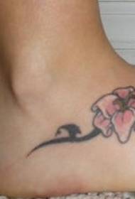 piedkoloro triba floro tatuaje ŝablono