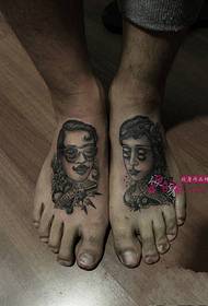 tatuaggio creativo sul collo del piede ritratto di coppia in bianco e nero