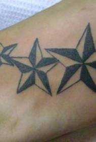 pie negro gris tres imágenes de tatuaje de estrella de cinco puntas