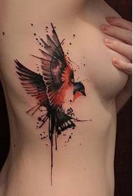женско десно ребро на убава слика тетоважа со птици со акварел