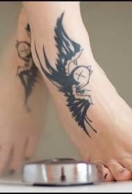 черен модел на татуировка на лястовица върху женския удар