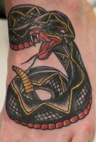 черен модел на татуировка на гърба на гърмяща змия