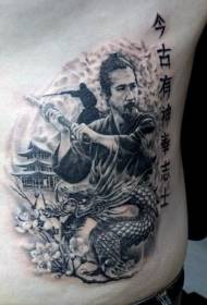 costilla lateral guerreiro negro con dragón e patrón de tatuaxe chinés