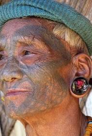 szembenéz a hagyományos törzsi tetoválás mintával
