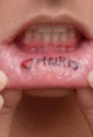 kobiece usta wzór tatuażu alfabetu angielskiego