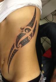 bočno rebro crni plemenski totemski uzorak tetovaže