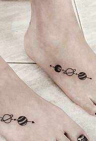 Personības pāris tetovējuma raksts uz kājiņas