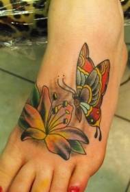 Prachtige vlinder bloem tattoo patroon op de wreef