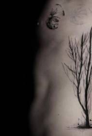 Costelas laterais incrível grande árvore solitária preta com padrão de tatuagem de lua
