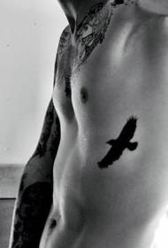 patrón de tatuaje de águila negra pequeña costilla lateral