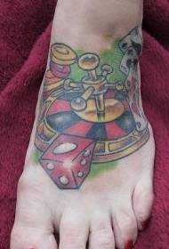 ženska stopala Uzorak u šahu i tetovaži u boji