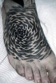 crni križ hipnotički uzorak tetovaža nakita
