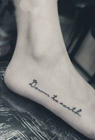 tatuagem de moda preto e branco peito do pé inglês